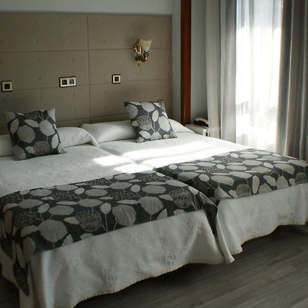 Hotel Los Naranjos Caces Zimmer foto