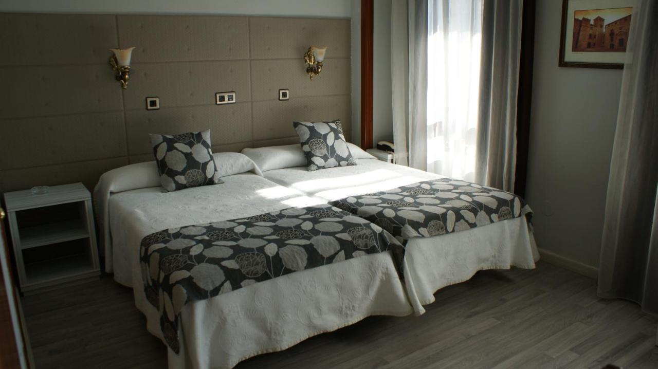 Hotel Los Naranjos Caces Zimmer foto